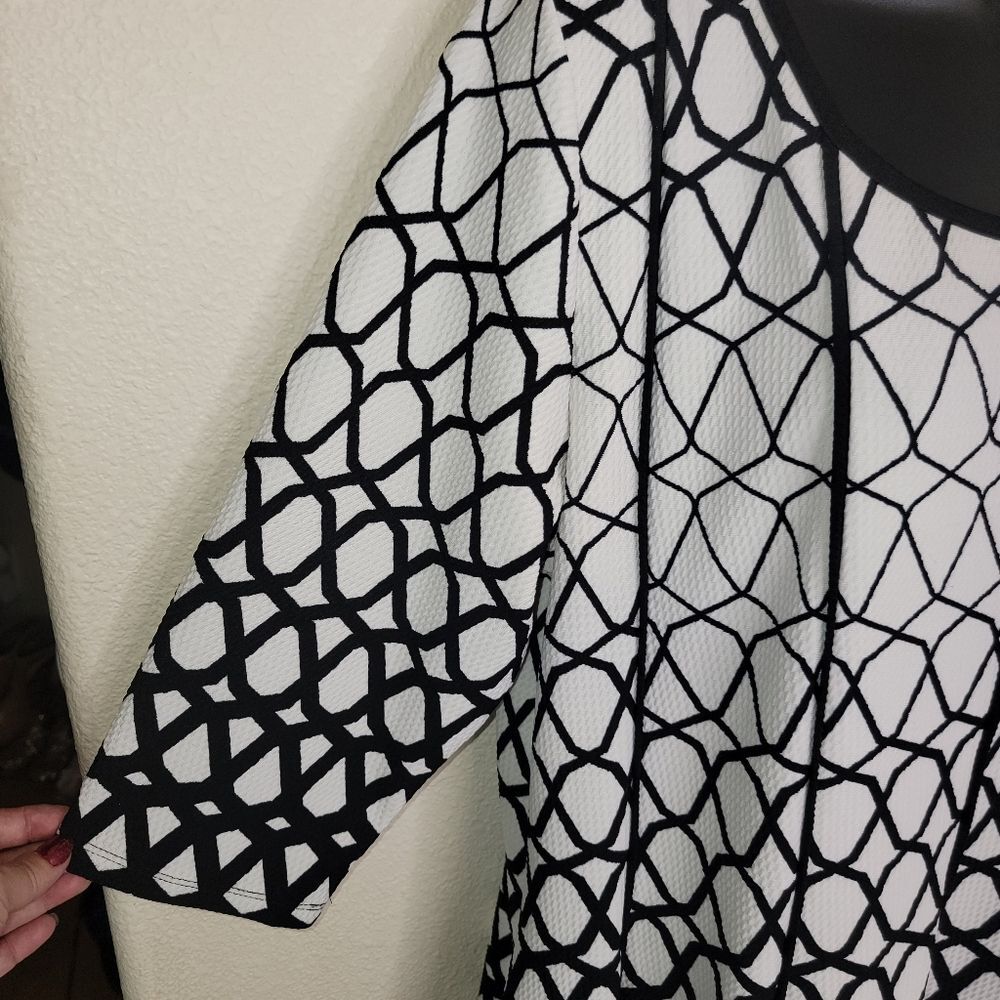 Avenue textured geometric print black & white dress size 14/16 - Picture 6 of 9